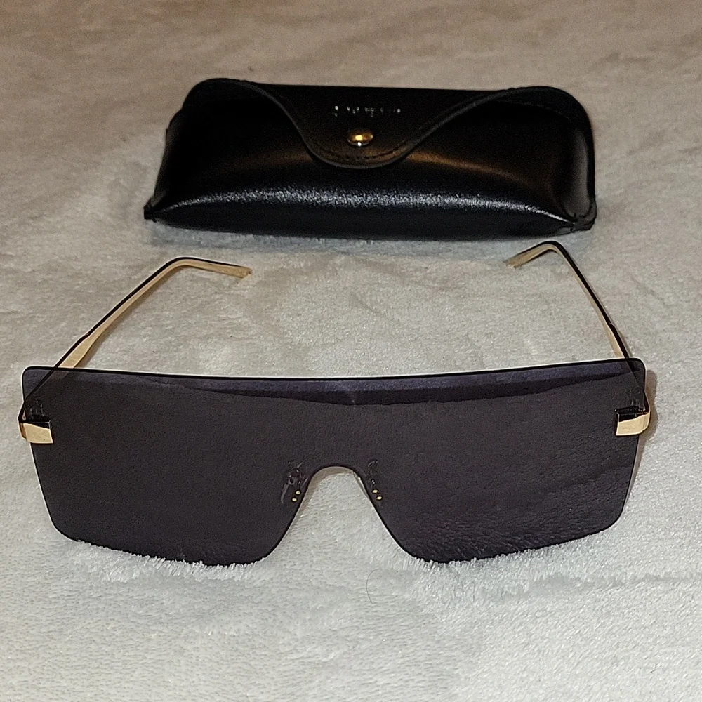 2 pairs of sunglasses for 1 price SHEIN slightly Used good condition 👍 - Picture 3 of 3